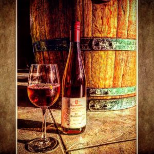 Red berry coulis on toasted oatmeal and strawberry candy flow.
Taste: A dry style, medium bodied texture with flavours of fresh picked strawberries,
crushed cherries and crisp acidity.